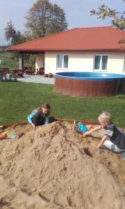 Hosté ubytování Holiday House Adrelot