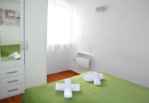 Un dormitorio con una cama con dos cruces. en Modern City Apartments, en Sarajevo