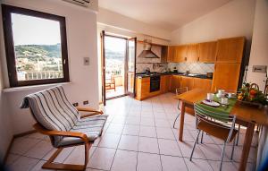 une cuisine avec une table, une chaise et une table dans l'établissement Bosa Apartments "Attic On The River", à Bosa