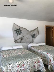 Habitación con 2 camas y almohada en la pared en Arrowhead Point Lodge & Campground en Shay