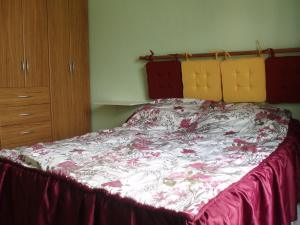 Un dormitorio con una cama con una colcha floral. en Duplex Paraiso, en Villa Nueva