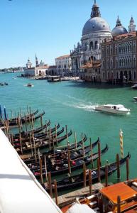 un groupe de bateaux assis dans l'eau à côté d'un bâtiment dans l'établissement Ca' del Megio, à Venise