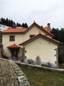 a white house with a red roof at Casa de São Sebastião in Manteigas