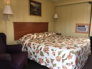 Postel nebo postele na pokoji v ubytování Pine Ridge Motel