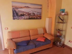 um sofá numa sala de estar com um quadro na parede em Thousand Colors em Nápoles