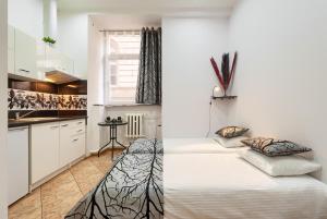 a kitchen and a bedroom with a bed in a room at hostelswidnicka24 in Wrocław