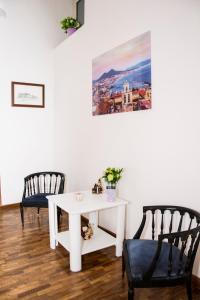 ナポリにあるO' sole e' Napuleの白いテーブルと椅子2脚