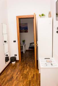 ナポリにあるO' sole e' Napuleの冷蔵庫付きのウッドフロアの客室です。