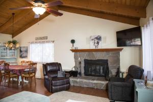 Afbeelding uit fotogalerij van Lovely Mountain Lake Chalet by Yosemite: Equipped! in Groveland