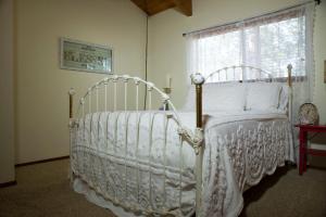 Gallery image of Lovely Mountain Lake Chalet by Yosemite: Equipped! in Groveland