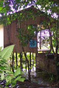 ein Holzzaun mit einem Schild drauf in der Unterkunft Reserva Ecologica Nanciyaga in Catemaco