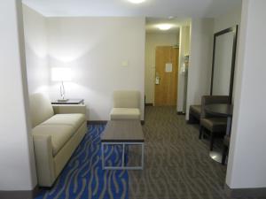 Holiday Inn Hotel & Suites Regina, an IHG Hotel في ريجينا: غرفة معيشة مع أريكة وطاولة