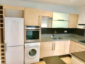 Casa Playa Gandia Centro I في غانديا: مطبخ مع ثلاجة بيضاء وغسالة صحون +13 صورة