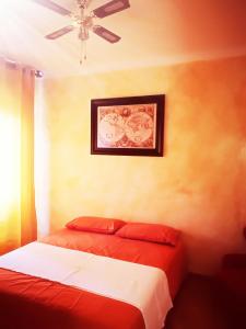 ラパッロにあるLa Caravella apartamentのベッドルーム1室(ベッド2台付)が備わります。壁には絵画が飾られています。