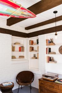 una habitación con una silla y estanterías con libros en Venice Beach House, en Los Ángeles