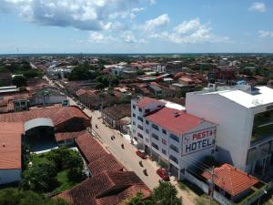 una vista aérea de una ciudad con un hotel en Hotel Piesta, en Trinidad