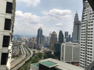 - une vue sur une ville avec de grands bâtiments dans l'établissement Summer Suites Studios, à Kuala Lumpur