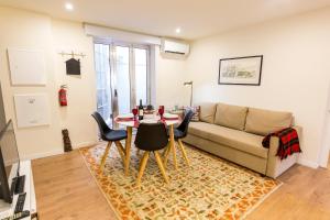 a living room with a table and a couch at Opo Arte Apartment with terrace and A/C in Porto