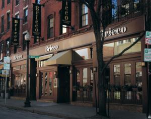 una calle con una tienda en una calle de la ciudad en Bricco Suites en Boston