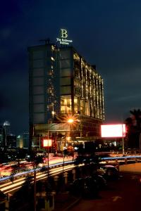 ein Gebäude mit einem Schild darüber in der Nacht in der Unterkunft ASTON Bellevue Radio Dalam in Jakarta