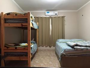 1 dormitorio con 2 literas y 1 cama en Fariña hospedajes en Puerto Iguazú