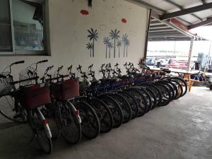 una fila de bicicletas alineadas contra una pared en Guanshan Falcon, en Guanshan