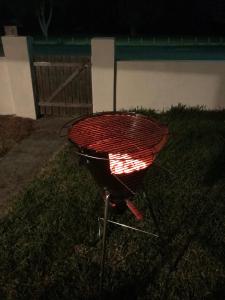 una barbacoa en el césped por la noche en Absolute Waterfront, en Brisbane
