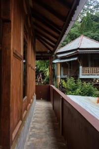 Un jardín fuera de Rain Forest Guest House and Jungle Trekking