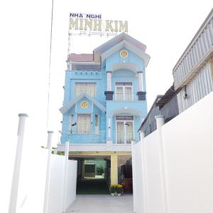 Un edificio azul con un cartel. en Minh Kim Guesthouse en Ấp Phó