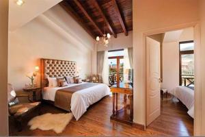 1 dormitorio grande con 1 cama grande y 1 habitación con en Tagli Resort & Villas en Arachova