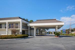 a building with a parking lot in front of it at Motel 6-Savannah, GA - Midtown in Savannah