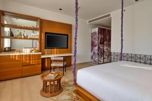 TV a/nebo společenská místnost v ubytování Azaya Beach Resort Goa