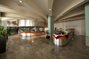 Reštaurácia alebo iné gastronomické zariadenie v ubytovaní Hotel LIVVO Valle Taurito & Aquapark