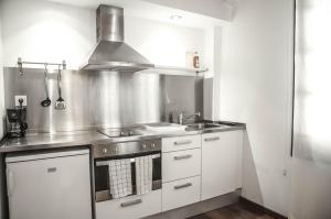 Kuchyň nebo kuchyňský kout v ubytování Barcelona Beach Apartments