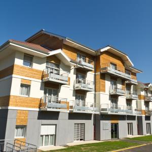 un immeuble avec balcon dans une rue dans l'établissement Villa Thermae Thonon-Les-Bains, à Thonon-les-Bains