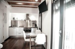 Kuchyň nebo kuchyňský kout v ubytování Barcelona Beach Apartments
