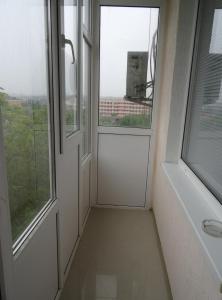 an empty room with two windows and a bath tub at Apart Gagarina in Kropyvnytskyi