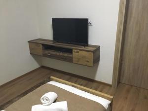 Televisyen dan/atau pusat hiburan di Bed and Breakfast Divanhana