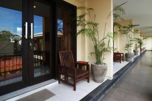 Balkón nebo terasa v ubytování Kondra Premiere Guest House Kuta