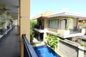 Bazén v ubytování Kondra Premiere Guest House Kuta nebo v jeho okolí