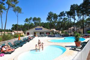 un grupo de personas en la piscina de un complejo en Résidence Goélia Les Demeures du Lac, en Casteljaloux