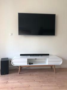 a flat screen tv sitting on top of a white table at Ferienwohnung Breitengroß in Timmendorfer Strand