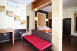 Postel nebo postele na pokoji v ubytování Kondra Premiere Guest House Kuta