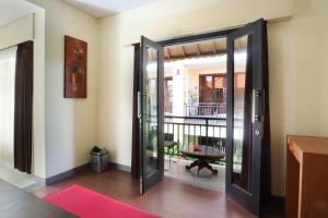Balkón nebo terasa v ubytování Kondra Premiere Guest House Kuta