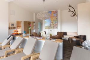 ein Esszimmer und ein Wohnzimmer mit einem Tisch und Stühlen in der Unterkunft Waldhotel Schinkenwirt in Olsberg