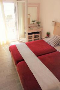 Een bed of bedden in een kamer bij Sappho Plomari