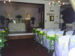 una habitación con un montón de sillas y una mesa en Emerald Guest House Springs, en Springs