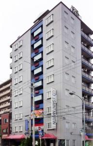 un edificio blanco alto con un cartel delante en Saint martin (Adult Only) en Kioto