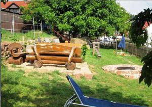 ein Holzbett auf dem Rasen im Hof in der Unterkunft Bauernhof Heist in Langen-Brombach