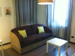 un soggiorno con divano e tavolo di Cimarhosa House a Rho